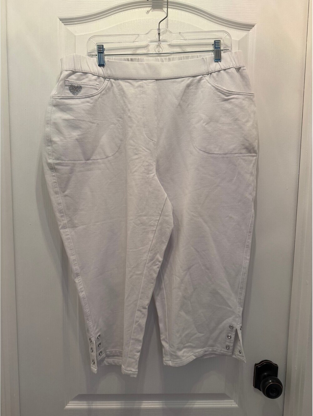 Quacker Factory Dream Jeannes White Capri Pants Size 1X Rhinestone Heart Snap